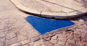 blauer asphalt