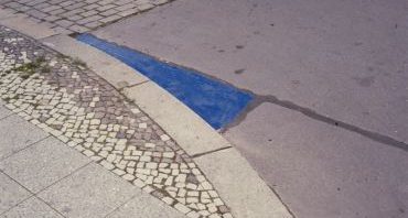 blauer asphalt